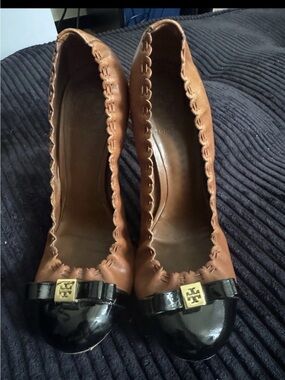 Tory Burch Brown Leather Heels with Black Patent Cap Toe size 8